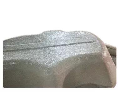 用樹脂和玻璃纖維復合在浴缸胚料的底部，使成型產(chǎn)品有足夠的強度