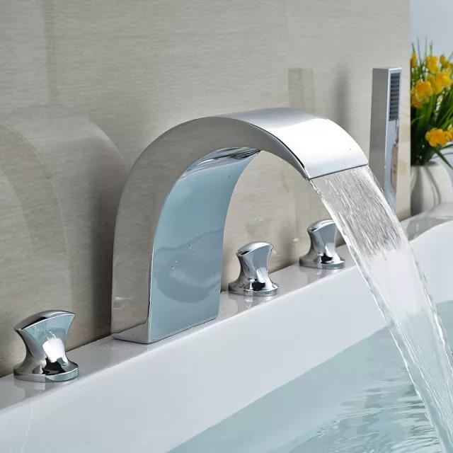 對其他水管、電氣、水龍頭等零部件進行裝拼，走過這所有步驟，一個完整的亞克力浴缸制品才得以面世