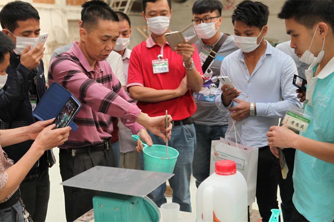 均勻攪拌膠衣、固化劑，使之充分融合