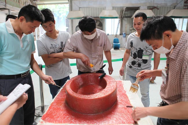 用輥筒壓實玻纖，排除多余樹脂